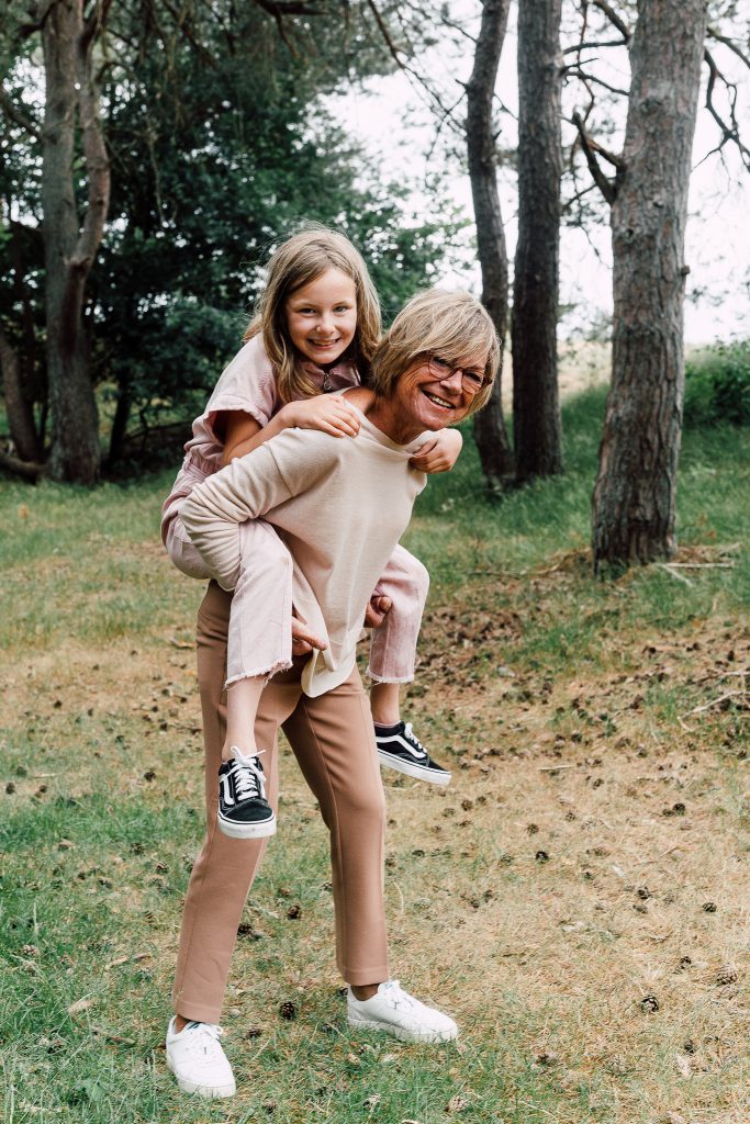 Spontane fotoshoot met je kleinkinderen. Een fantastische manier om nieuwe herinneringen te creëren en voor altijd bij je te dragen.