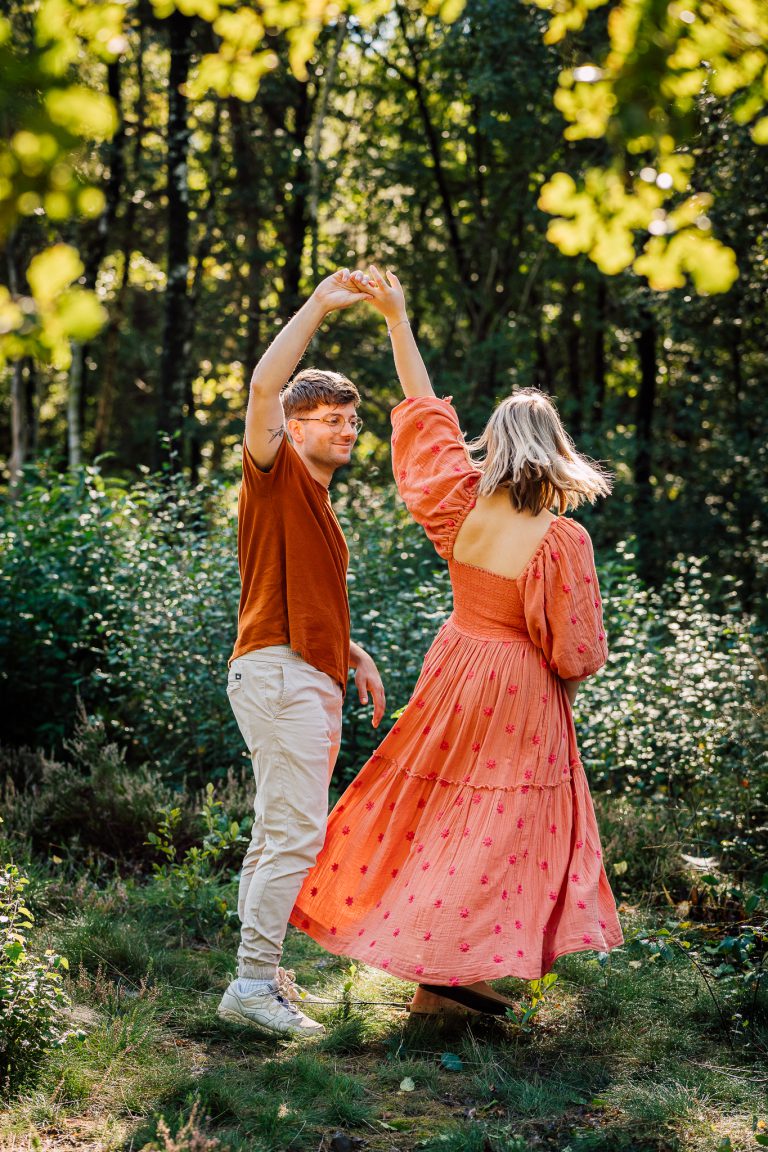 Verliefd stel draait een rondje samen in de natuur tijdens een familiefotoshoot in Arnhem