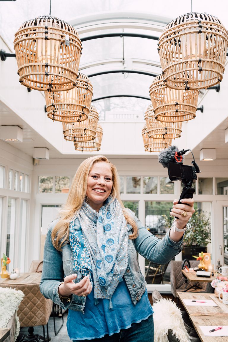 business fotoshoot van een vrouwelijke ondernemer voor profesionele foto's