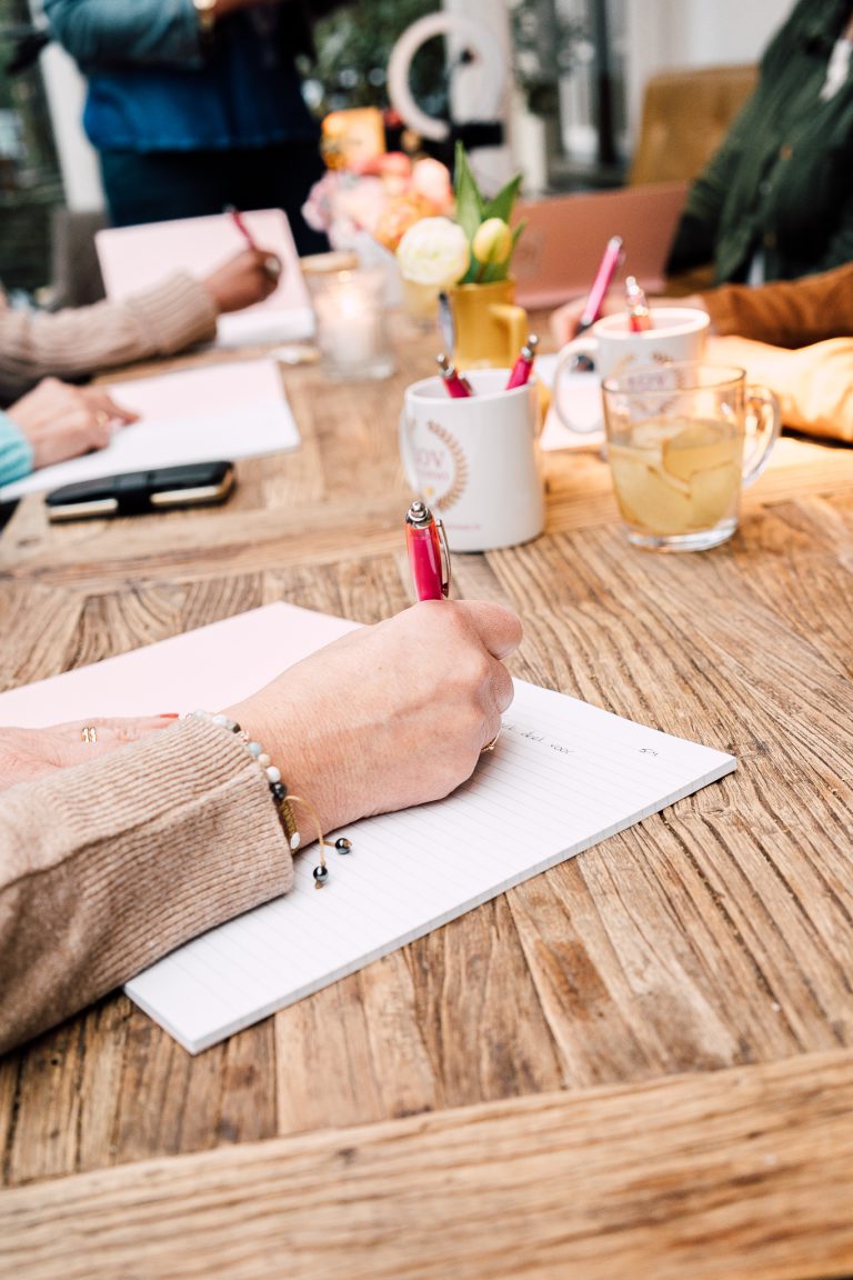 business fotoshoot van een vrouwelijke ondernemer voor profesionele foto's