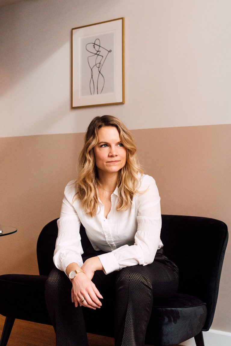 Vrouwelijke ondernemer zittend in een hotelkamer poserend voor de portretshoot bij studio Kijk