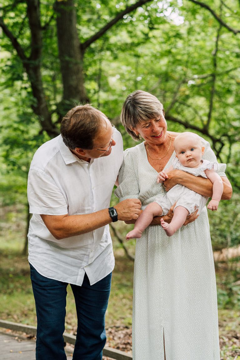studio kijk fotografeert hier opa en oma samen met hun kleinkind in het bos.