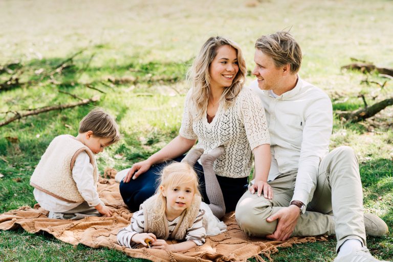 Studio Kijk fotografeert een jong gezin met 2 kinderen in het bos